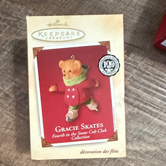 Hallmark KEEPSAKE Festive Bear Collection - Red, White, Green - Picture 5 of 7